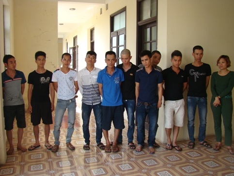 Các con bạc bị bắt giữ. (Ảnh: ANTĐ)