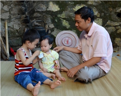 Hai con nhỏ đang cần cha là nỗi niềm đau đáu của nhà thơ Tạ Bá Hương.