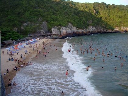 Những thời điểm cuối tuần, nghỉ lễ du khách đổ về quá đông là cơ hội cho các dịch vụ chặt chém.