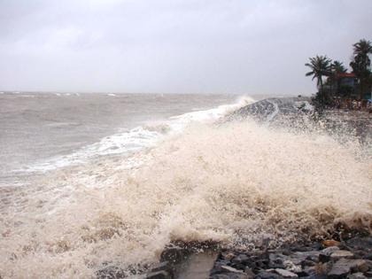 Triều cường dâng cao tràn qua đê kè tại huyện đảo Cát Hải