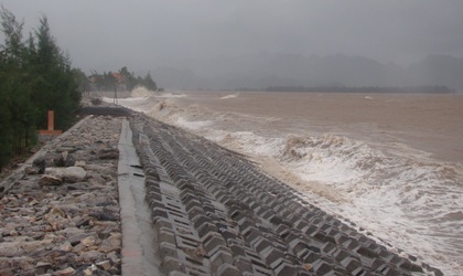 Triều cường cùng sóng lớn đánh tan nhiều đoạn đê biển.