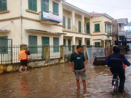 Nước bủa vây trung tâm huyện đảo Cát Hải.