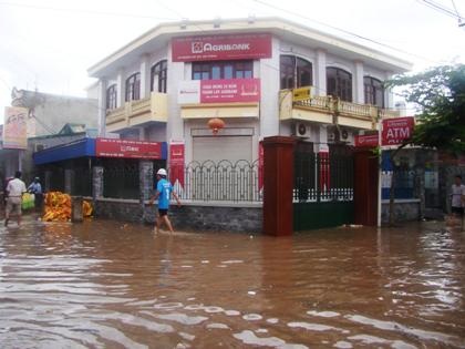 Nước bủa vây trung tâm huyện đảo Cát Hải.