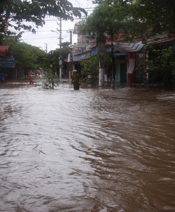 Bão số 2 gây mất điện, ngập lụt tại nhiều khu vực.