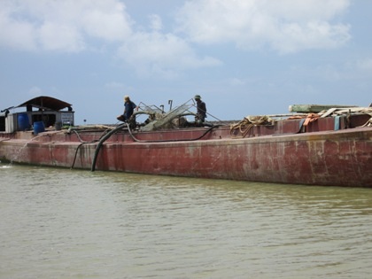 Cát tặc ngang nhiên oanh tạc trên sông Hồng.