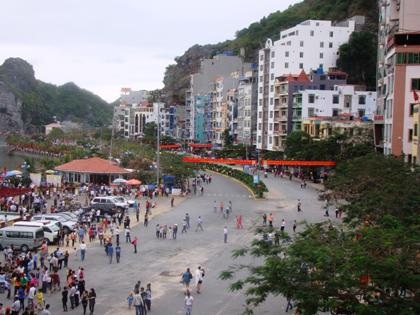 Những thời điểm cuối tuần, nghỉ lễ du khách đổ về quá đông là cơ hội cho các dịch vụ chặt chém.