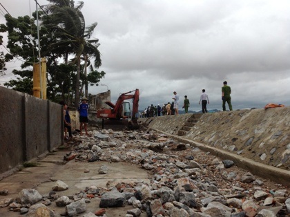 Lãnh đạo UBND huyện Cát Hải chỉ đạo khắc phục hậu quả cơn bão số 2.