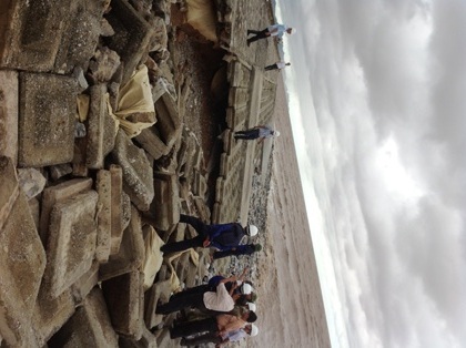 Nhà cửa bị tốc mái đổ tường, kè biển bị bão quật tan tành tại Cát Hải.