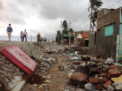 Nhà cửa bị tốc mái đổ tường, kè biển bị bão quật tan tành tại Cát Hải.