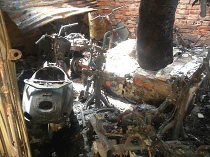 Hàng chục xe máy, gồm nhiều xe đắt tiền bị thiêu rụi.