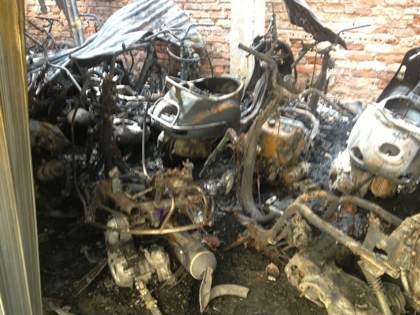 Hàng chục xe máy, gồm nhiều xe đắt tiền bị thiêu rụi.