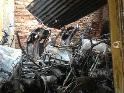 Hàng chục xe máy, gồm nhiều xe đắt tiền bị thiêu rụi.