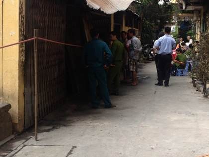 Người dân khu tập thể còn chưa hết hoảng hồn sau đám cháy bất ngờ.