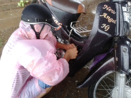 Nhiều người phải xếp hàng mới đến lượt được giải cứu khỏi cảnh dắt xe.