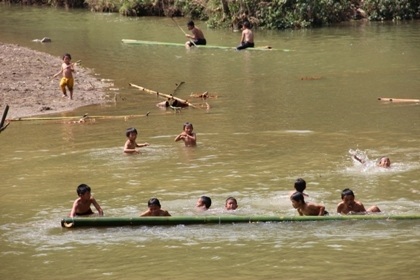 Những bức ảnh hai chàng thanh niên xứ Kim chi bấm máy thể hiện nhiều cảm xúc.