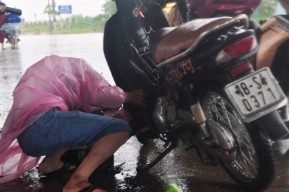 Nhiều người phải xếp hàng mới đến lượt được giải cứu khỏi cảnh dắt xe.