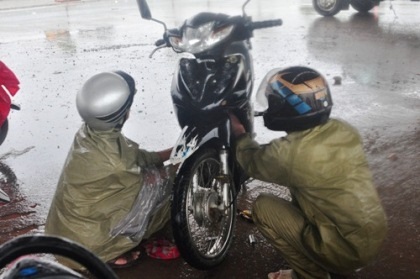 Nhiều người phải xếp hàng mới đến lượt được giải cứu khỏi cảnh dắt xe.