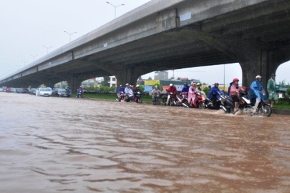 Đường phố thành sông, ô tô chết máy chỉ còn cách gọi xe cứu hộ.