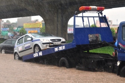 Đường phố thành sông, ô tô chết máy chỉ còn cách gọi xe cứu hộ.