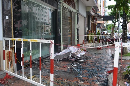 Hàng trăm người dân bàng hoàng sau vụ cháy thảm khốc.