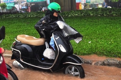 Xe ngập sâu trong nước chết máy.