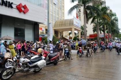 Hàng trăm người dân bàng hoàng sau vụ cháy thảm khốc.