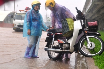 Xe ngập nước chết máy, dịch vụ lau khô bugi xe được mùa kiếm ăn.