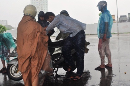 Xe ngập sâu trong nước chết máy.