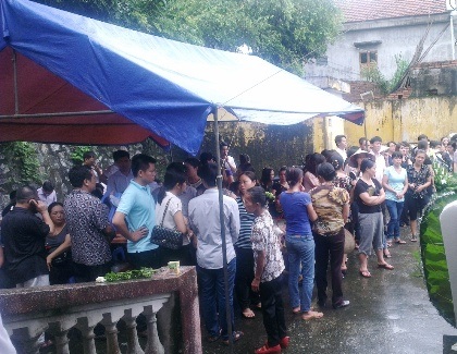 Nghẹn lòng đám tang 3 anh em tử vong trong vụ cháy tiệm vàng - 2 Hàng trăm người, cả những người không quen biết với gia chủ, cũng đến tiễn đưa các cháu nhỏ.