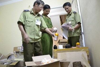 Lực lượng chức năng tiến hành niêm phong lô hàng lậu.
