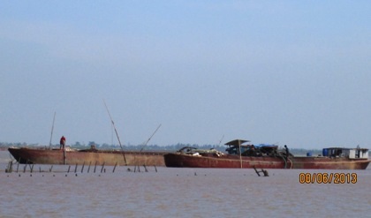 Cát tặc oanh tạc tại cửa Ba Lạt (Nam Định).