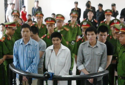 5 án tử hình, chung thân cho đường dây buôn ma túy “khủng” - 1 Các đối tượng bị tuyên phạt tại tòa.