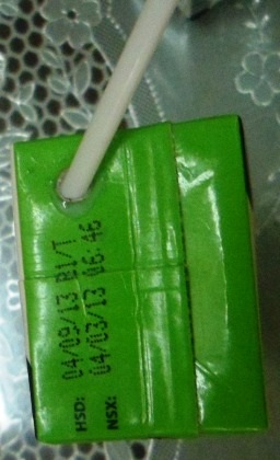 Cả lô sữa gia đình chị Giang mua đều đến tháng 9/2013 mới hết hạn sử dụng.