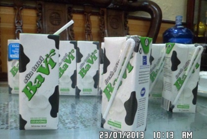 Cả lô sữa gia đình chị Giang mua đều đến tháng 9/2013 mới hết hạn sử dụng.