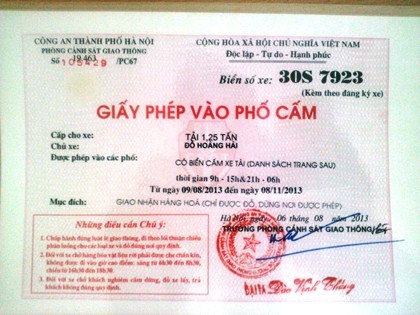 Lập công ty làm giả giấy phép vào phố cấm - 1 Giấy phép vào phố cấm giả bị bắt giữ tại