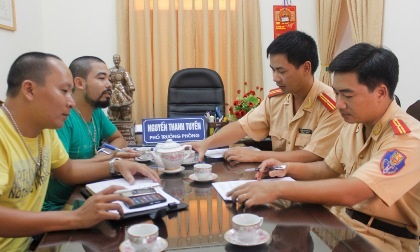 Lãnh đạo Phòng PC 68 Công an tỉnh Nam Định cảm ơn thông tin báo