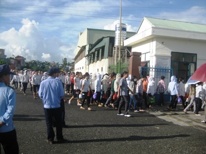 2.000 công nhân Ivory Việt Nam xuống đường, tố bị ép làm thêm giờ