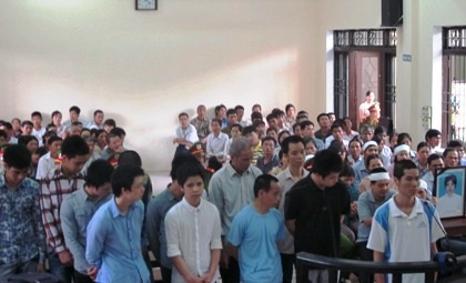 Nhóm trai làng sát hại 2 thanh niên vào tán gái làng - 2 Các bị cáo cúi đầu nhận tội tại phiên tòa.