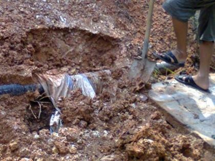 Vụ ăn cắp nước “lạ lùng”: Thỏa thuận “nội bộ” thì thoát tội trộm cắp? - 2 Hiện trường đường ống ăn cắp nước sạch của nhà máy gạch Bố Hạ bị bắt quả tang.