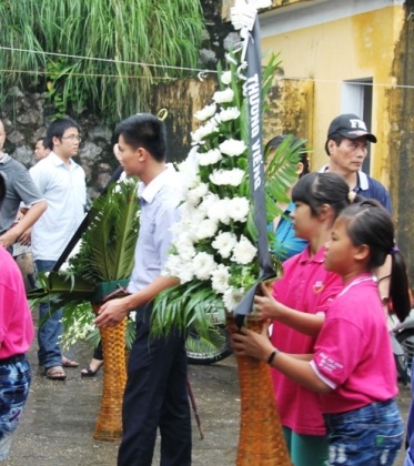 Những bó hoa trắng của bạn bè cùng lớp tiễn biệt 3 cháu.