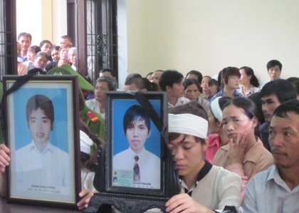 Nhóm trai làng sát hại 2 thanh niên vào tán gái làng - 1 Người nhà nạn nhân đau đớn bên di ảnh người thân tại phiên tòa.