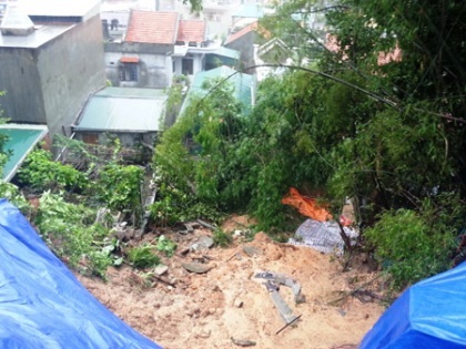 Mưa lũ tàn phá nặng nề các tỉnh miền núi phía Bắc - 3 Hàng chục nhà dân tại TP Hạ Long bị kéo sập.