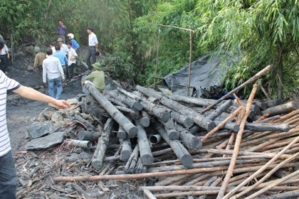 Một lò than thổ phỉ bị triệt phá tại Quảng Ninh.