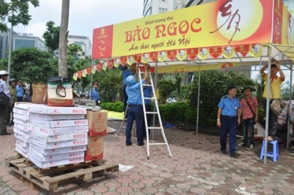 Tháo dỡ nhiều điểm bán bánh trung thu “xẻ thịt” vỉa hè - 1 Một điểm bán bánh trung thu Bảo Ngọc trái phép bị tháo dỡ.