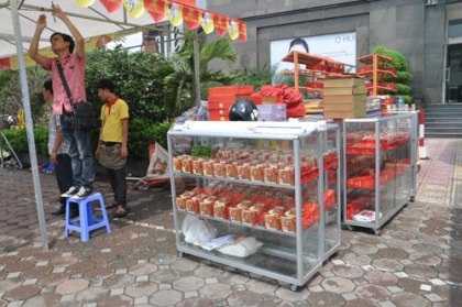 Tháo dỡ nhiều điểm bán bánh trung thu “xẻ thịt” vỉa hè - 2 Nhiều điểm bán bánh trái phép, nhân viên cửa hàng cũng đã tự tháo dỡ.