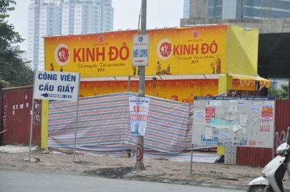 Nhiều điểm bán bánh trái phép, nhân viên cửa hàng cũng đã tự tháo dỡ.