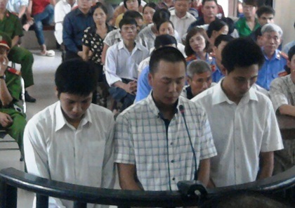 Nhậu say nói càn, bị bạn đâm 12 nhát dao - 1 Các đối tượng bị tuyên phạt tại tòa.