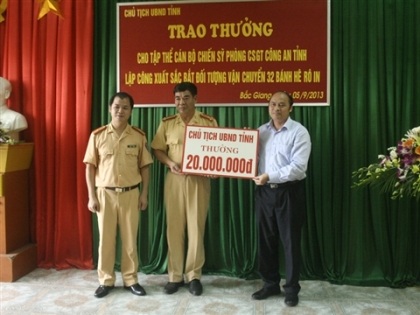 Thưởng "nóng" lực lượng CSGT bắt 32 bánh heroin trên quốc lộ - 1 Thưởng nóng lực lượng CSGT bắt 32 bánh heroin trên Quốc lộ.