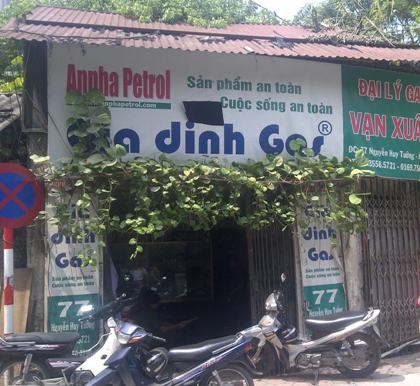 Phát hiện một đại lý gas bí mật sang chiết gas trái phép - 1 Bắt quả tang sang chiết gas trái phép tại đại lý gas Vạn Xuân.