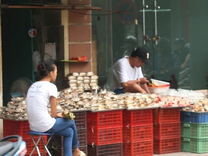 Giá mỗi chiếc bánh dao động từ 7 - 25 ngàn đồng/chiếc nh